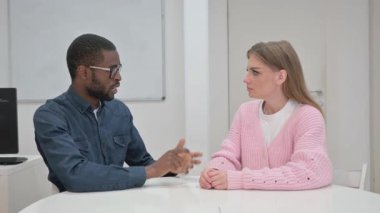 Toplantıda Orta Çağ Erkek Konuşan Kadın 'a yakın çekim