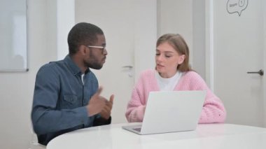 Laptopta Çalışan Kızgın İş Adamları