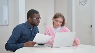 Evrak işi yapan ve dizüstü bilgisayar kullanan İş Adamları