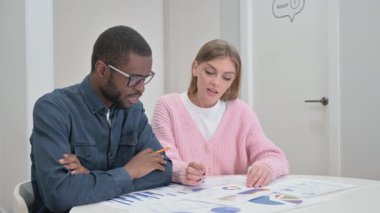 İş Adamları İş Raporu Üzerinde Çalışıyor, Evrak Çalışıyor