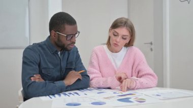 İş Adamları İş Raporu Üzerinde Çalışıyor, Evrak Çalışıyor