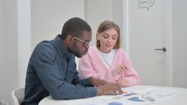 İş Raporu 'nda çalışan, evrak işi yapan insanları kapatın.