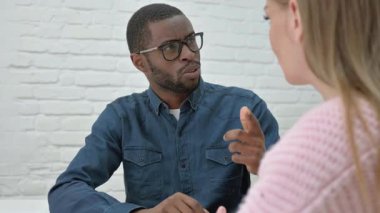 Toplantıda Afrikalı Erkek Konuşan Kadın 'a yakın çekim