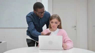 Kızgın Adam Ofiste Kadınla Çalışmayı Tartışıyor