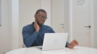 Boynu Ağrıyan Genç Afrikalı Adam İş Başında