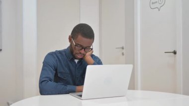 Çalışan Uyuyan Genç Afrikalı Adam