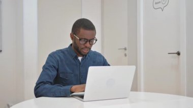 İş Yerinde Sırt Ağrısı olan Genç Afrikalı Adam