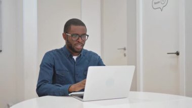 Çevrimiçi Başarı Kutlaması Genç Afrikalı Adam