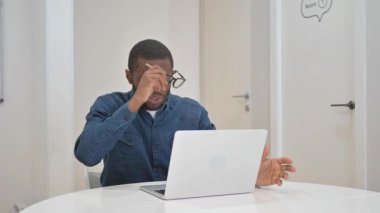 Laptop 'ta Kayıp Genç Afrikalı Adam