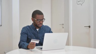 Çevrimiçi Bankacılık: Genç Afrikalı Adam