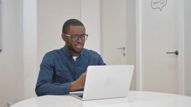 Genç Afrikalı Man tarafından Online Görüntülü Sohbet