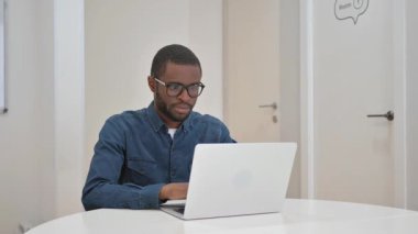 Ofisteki Kameraya Bakan Genç Afrikalı Adam