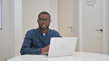 Gülümseyen Afrikalı Genç Adam Çalışma Alanında Kameraya Bakıyor