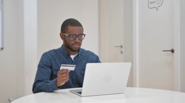 Çevrimiçi Bankacılık Genç Afrikalı Adam İçin Başarısızlık, Engel