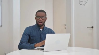 Kameraya bakarken Genç Afrikalı Adam şok oldu