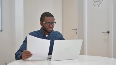 Genç Afrikalı Laptop ile İş Raporu Üzerinde Çalışıyor