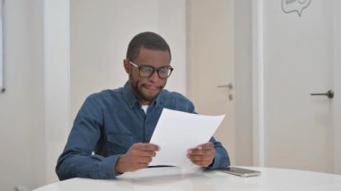 Genç Afrikalı Adam Şirketin Yıllık İş Raporunu Okuyor