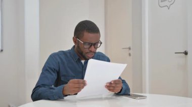 Yıllık İş Raporunu Kutlayan Genç Afrikalı Adam