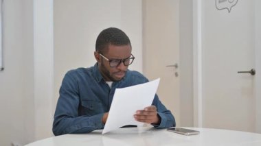 Genç Afrikalı Adam Yıllık İş Raporuna Tepki Veriyor