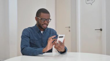 Çalışma Alanında Genç Afrikalı Adam Telefonda Mesaj Yazıyor