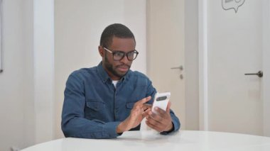 Çevrimiçi Başarılı Telefon Ticareti İçin Heyecanlı Genç Afrikalı Adam