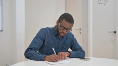 Genç Afrikalı Ofiste Otururken Yazıyor