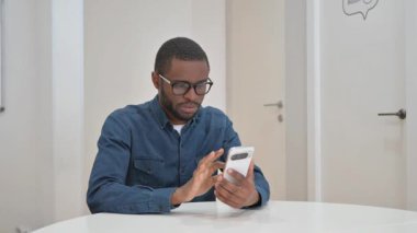 Telefonda Ticaret Kaybı Olan Genç Afrikalı Adam