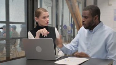 İş Adamları İş Raporu Üzerinde Çalışıyor, Evrak Çalışıyor