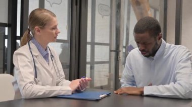 Klinikteki Hastayla Orta yaşlı Doktor Konuşuyor