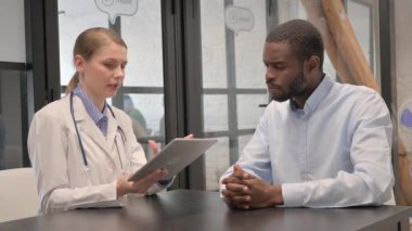 Orta Çağ Doktoru Dijital Tablet 'teki Hastayla Tedavi Planını Tartışıyor