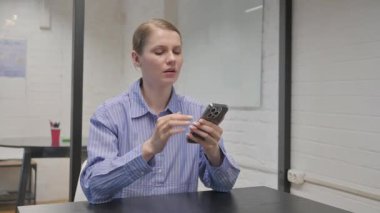 Hatalı Telefon Ticaretine Genç Kadın Tepki Veriyor