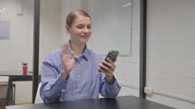 Telefonla Video Sohbeti Yapan Genç Kadın