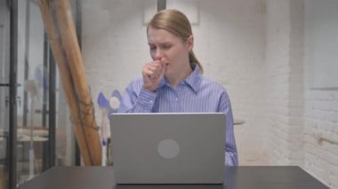 Laptop 'ta çalışan Öksüren Genç Kadın