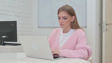 Dizüstü bilgisayarla çalışan Sırt Ağrısı Olan Yaratıcı Genç Kadın