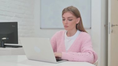 Ofiste Kameraya Bakan Yaratıcı Genç Kadın