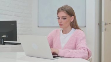 Çalışma Alanındaki Kameraya Bakarken Yaratıcı Kadın Sallanıyor