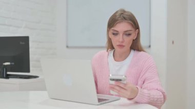 Çalışmak için Çoklu Dijital Aygıt Kullanan Yaratıcı Genç Kadın