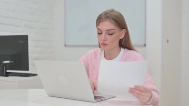 Dizüstü bilgisayarla Belgeler Üzerinde Çalışan Yaratıcı Genç Kadın