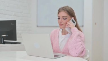 Çalışma Alanında Yaratıcı Genç Kadın Müşteriyle Telefon Görüşmesi