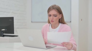 Dizüstü bilgisayarla Belgeler Üzerinde Çalışan Yaratıcı Genç Kadın Küfür