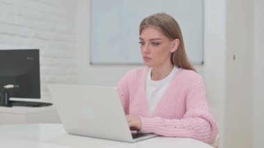 Yaratıcı Genç Kadın İşten Sonra Çalışma Alanını Terk Ediyor