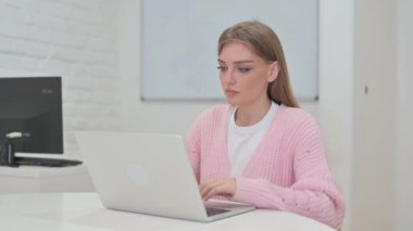 LAptop 'ta çalışırken Yaratıcı Genç Kadın Hüsrana Uğruyor