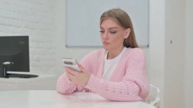 Akıllı Telefon Kullanan Yaratıcı Genç Kadın