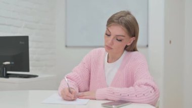 Bir Mektup Yazan Yaratıcı Genç Kadın