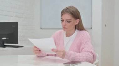 Ofisteki Belgelere Tepki Veren Yaratıcı Genç Kadın