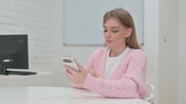 Yaratıcı Genç Kadın 'ın Telefonla Video Sohbeti