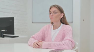 Yeni Bir Fikir Düşünen Düşünceli Yaratıcı Genç Kadın