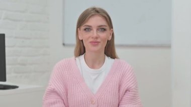 İnkâr Eden Yaratıcı Genç Kadın Portresi