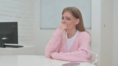 Baş ağrısı ve Gerilimi Olan Yaratıcı Genç Kadın