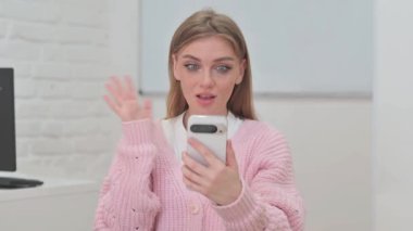 Telefonda Video Sohbeti Yapan Yaratıcı Genç Kadın Portresi